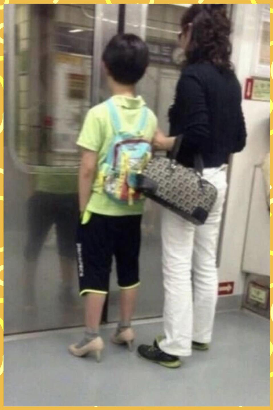 Bức ảnh hai mẹ con trên tàu điện ngầm nhắc người lớn rằng: trẻ con học nhiều nhất bằng cách quan sát.