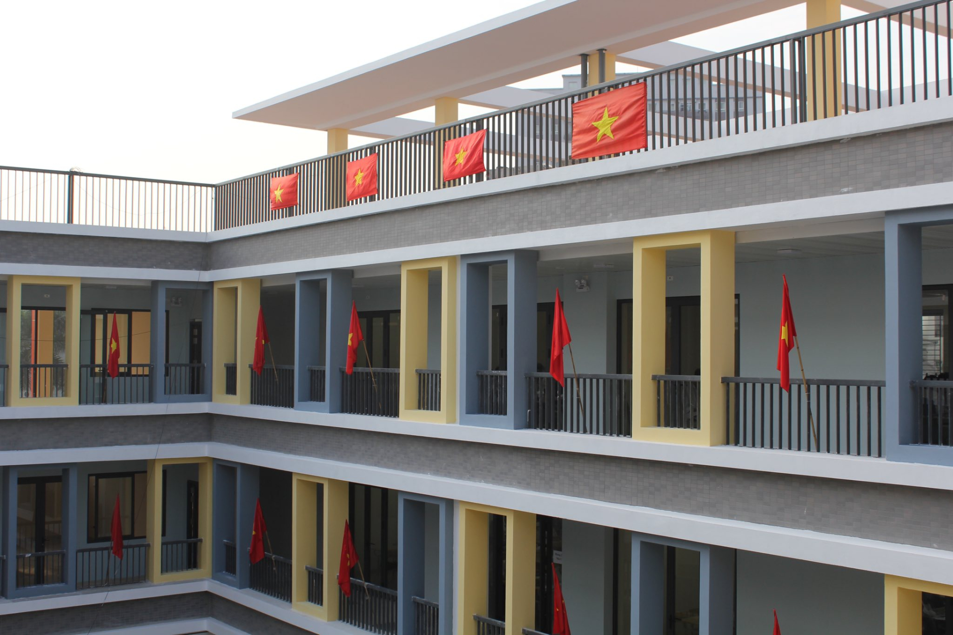 1 trường THPT công lập ở Hà Nội lột xác hoàn toàn: Từ cũ kỹ giờ TO ĐẸP quá đỗi, bước vào mà cứ ngỡ đang đóng phim thanh xuân!