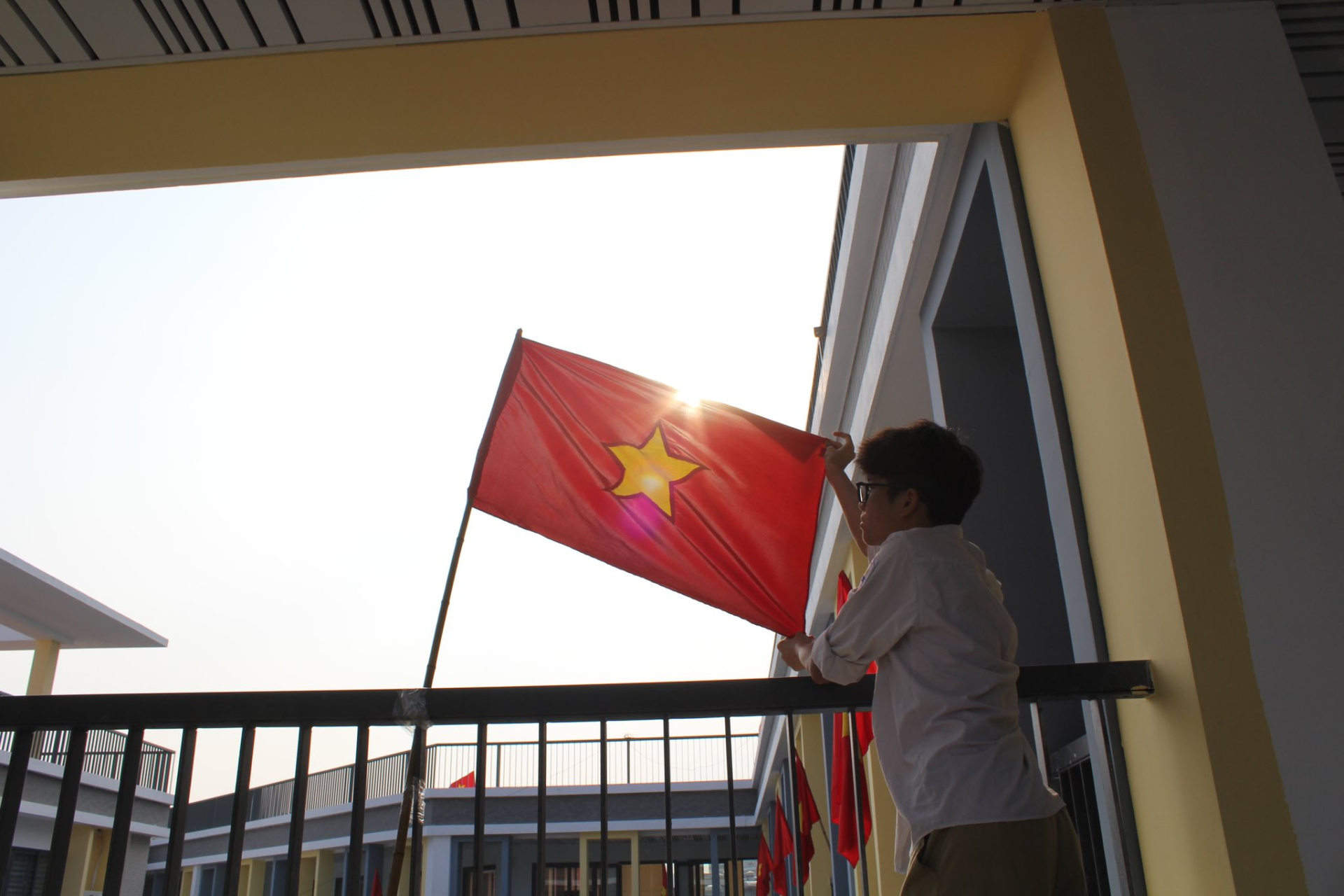 1 trường THPT công lập ở Hà Nội lột xác hoàn toàn: Từ cũ kỹ giờ TO ĐẸP quá đỗi, bước vào mà cứ ngỡ đang đóng phim thanh xuân!