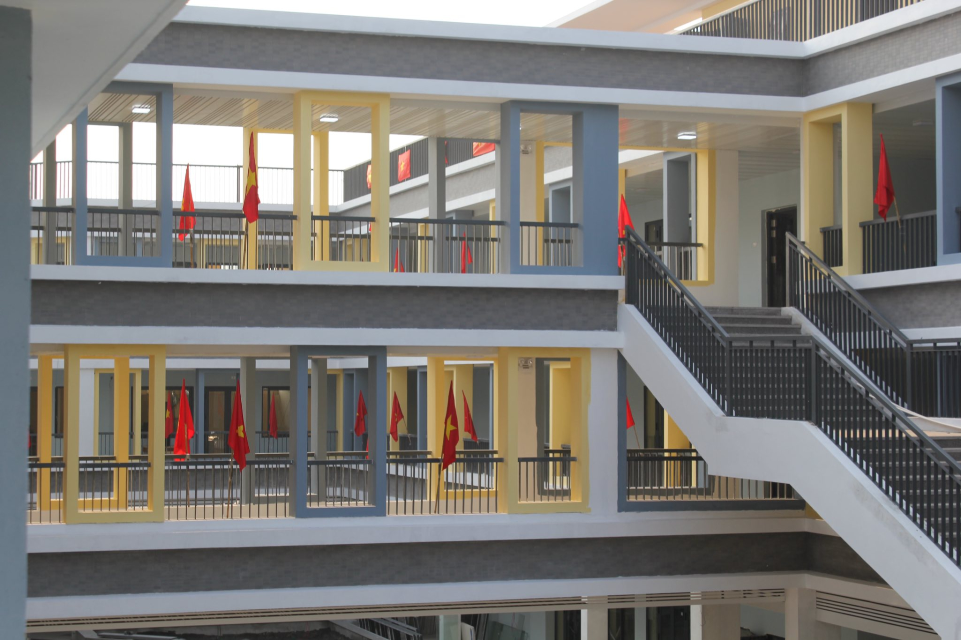 1 trường THPT công lập ở Hà Nội lột xác hoàn toàn: Từ cũ kỹ giờ TO ĐẸP quá đỗi, bước vào mà cứ ngỡ đang đóng phim thanh xuân!