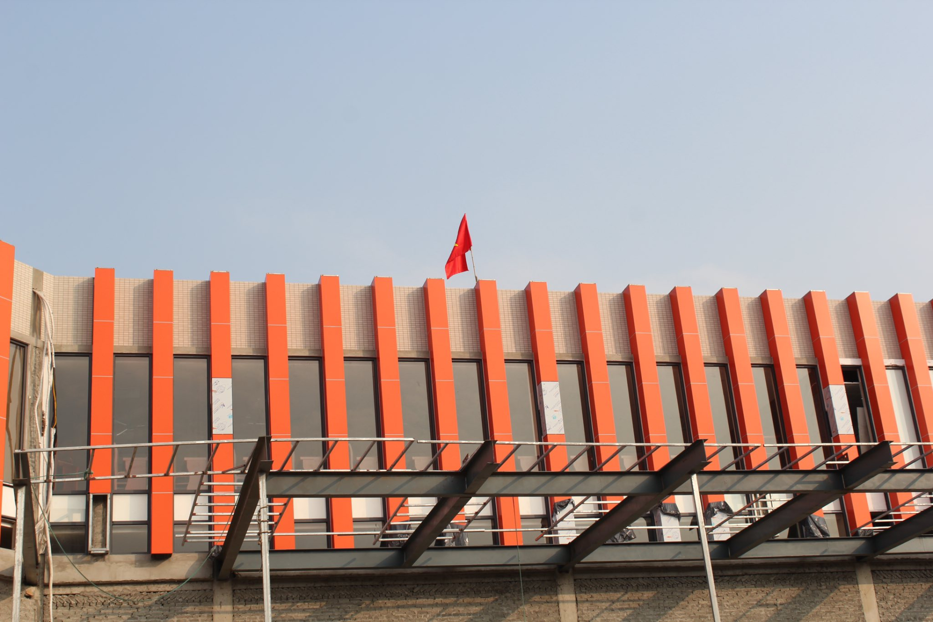 1 trường THPT công lập ở Hà Nội lột xác hoàn toàn: Từ cũ kỹ giờ TO ĐẸP quá đỗi, bước vào mà cứ ngỡ đang đóng phim thanh xuân!