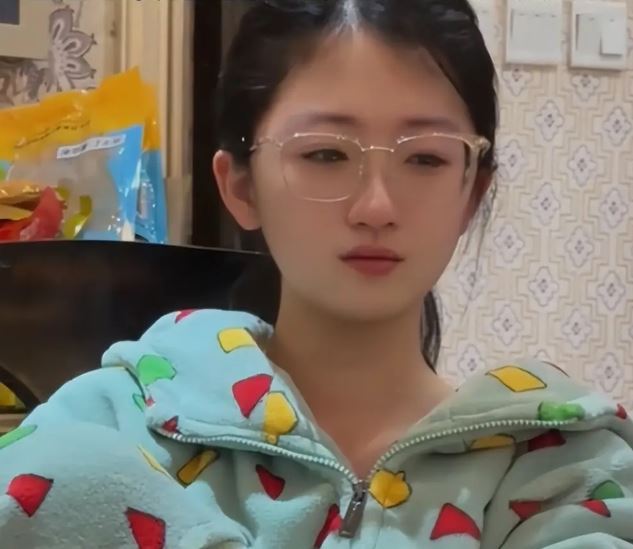 Cô bé 14 tuổi khóc lóc 