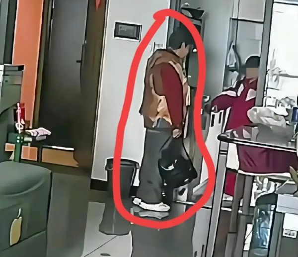 Kẻ lạ mặt bám theo cậu bé về tận nhà