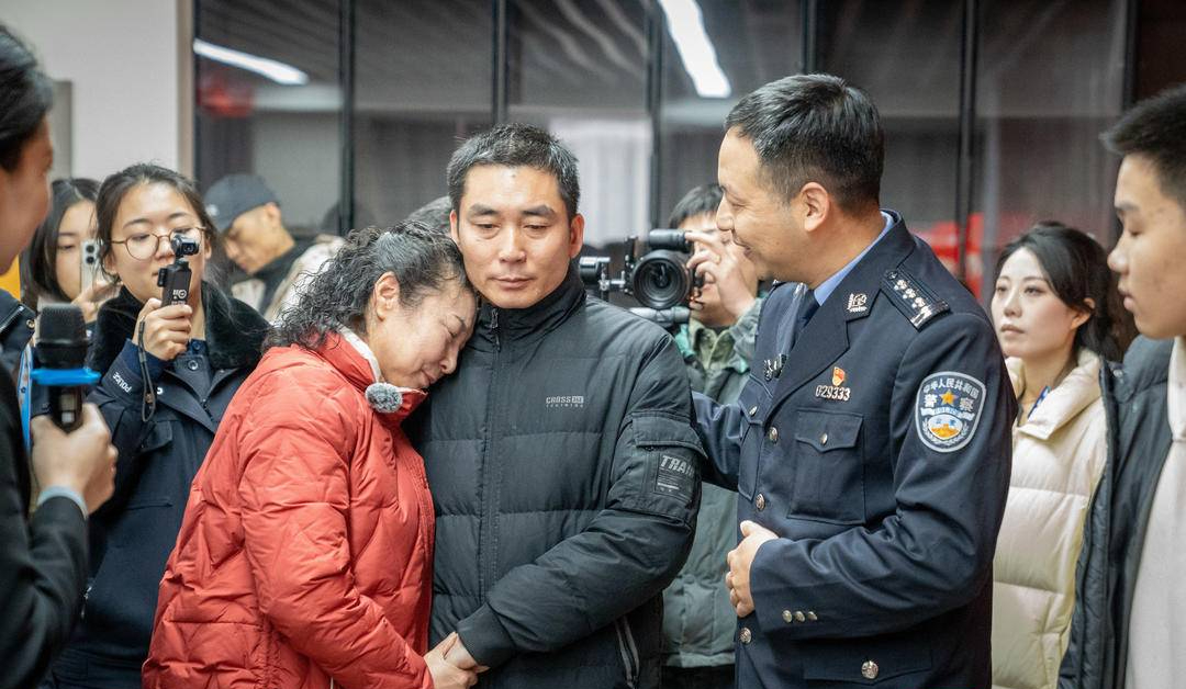 37 năm – một lần lạc mất trong chuyến đi mua sắm Tết đã trở thành nỗi đau đeo bám cả đời người. 