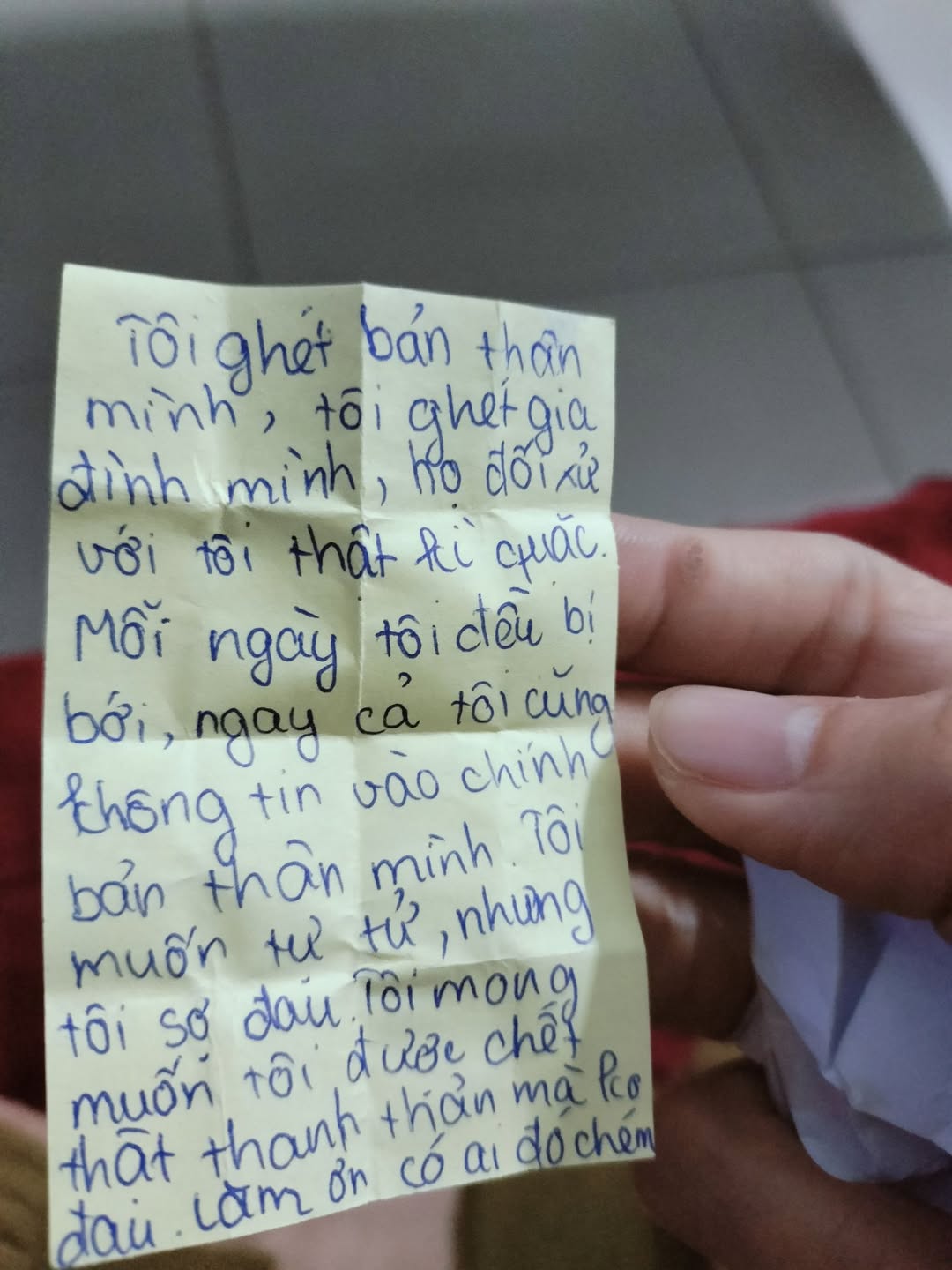 Giữa những lời chúc, những mong ước quen thuộc của học sinh lớp 6, cô nhận được một mảnh giấy nhỏ, nét chữ nguệch ngoạc nhưng nội dung nặng trĩu