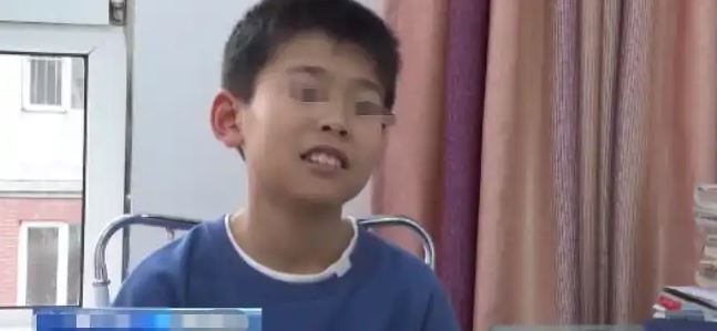 Cậu bé trung thực khiến người lớn phải ngợi khen