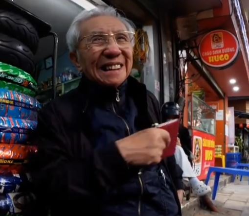 Phỏng vấn dạo 1 ông cụ sửa xe lớn tuổi ở Hà Nội, nam thanh niên sốc nặng vì học vấn QUÁ KHỦNG của ông!