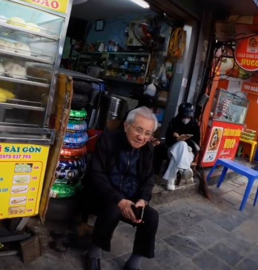 Cụ ông sửa xe có học vấn khủng