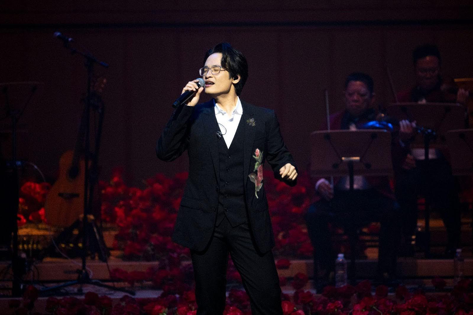 1 ca sĩ Việt có mức cát-sê chạm mức 1,5 tỷ đồng/show, hát 2-3 bài: Học vấn cũng đỉnh nóc kịch trần