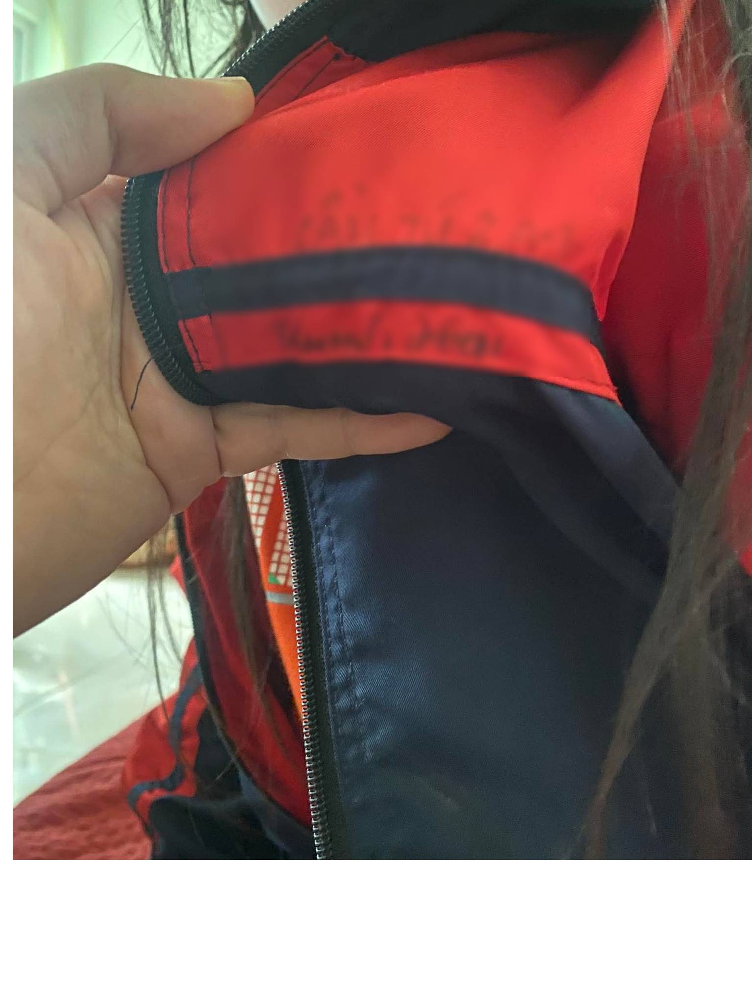 Nhìn dòng chữ trên chiếc áo thất lạc của con, bà mẹ Hà Nội giận run người: Vấn đề tưởng nhỏ mà lại rất nghiêm trọng!