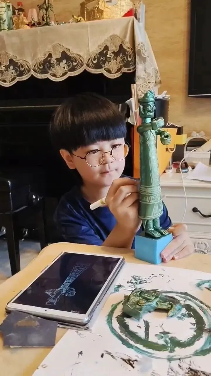   Từ nặn đất sét đến chế tạo robot, Lư Dục Thiếu chơi ngày càng “tới bến”.  