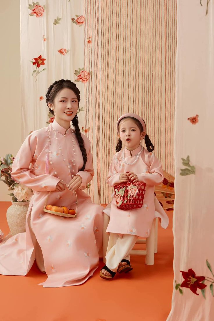 Đi chúc Tết nhà người khác mà bé vô tình làm vỡ đồ thì có sao không? Mẹ nên xử lý thế nào?