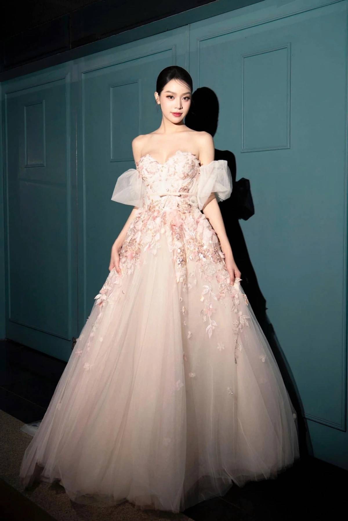 Học nàng Hậu tuổi Nhâm Ngọ có đôi chân dài 1,1m tập 4 động tác để bảo toàn vòng eo 63cm, vóc dáng thanh mảnh