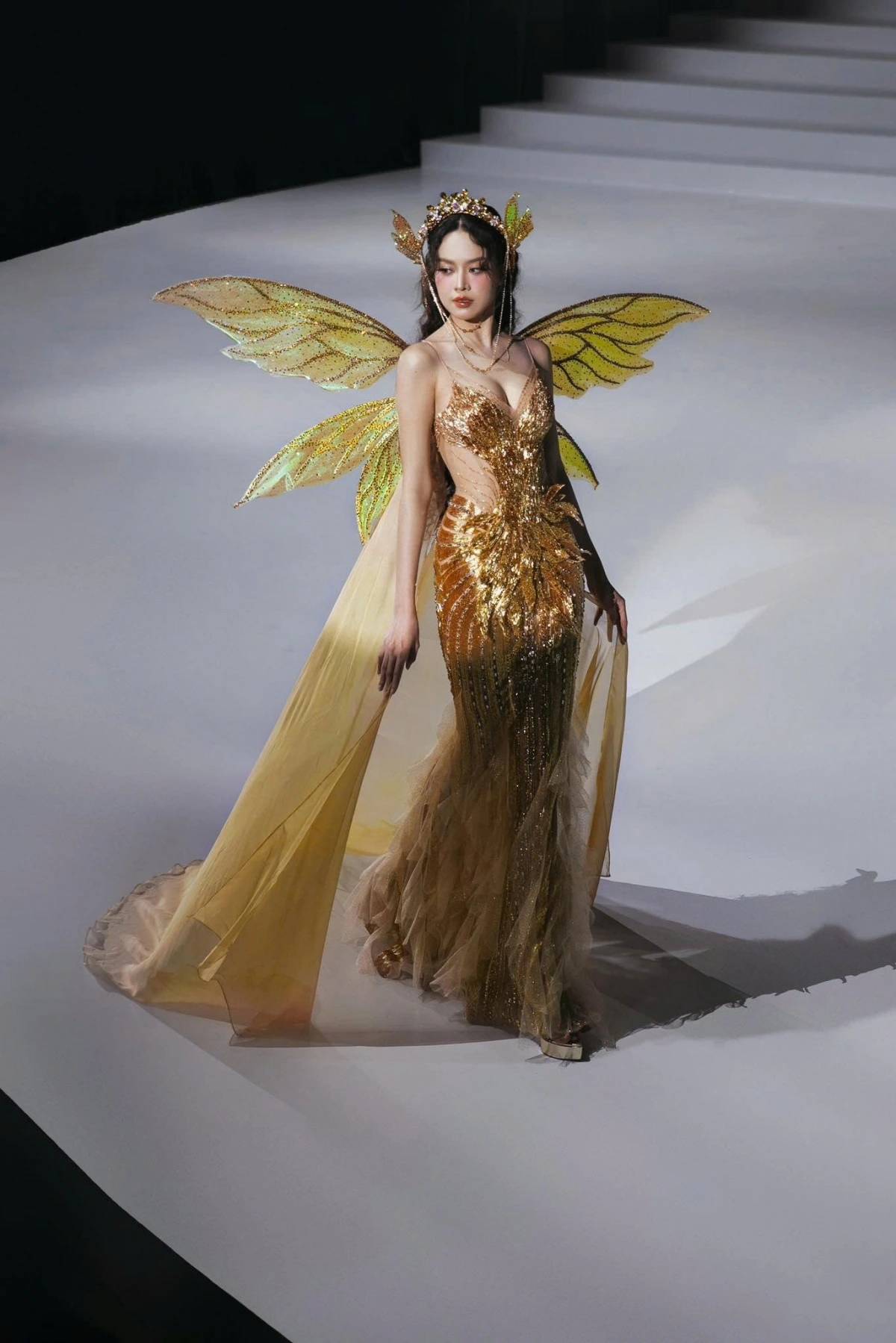 Học nàng Hậu tuổi Nhâm Ngọ có đôi chân dài 1,1m tập 4 động tác để bảo toàn vòng eo 63cm, vóc dáng thanh mảnh