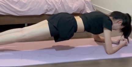 Học nàng Hậu tuổi Nhâm Ngọ có đôi chân dài 1,1m tập 4 động tác để bảo toàn vòng eo 63cm, vóc dáng thanh mảnh