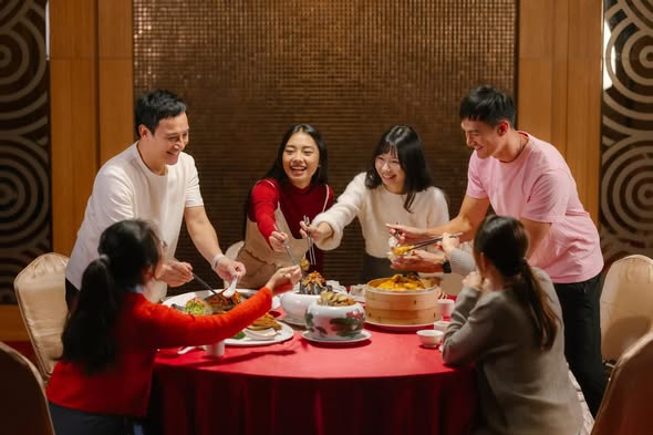 Phía sau mâm cỗ đủ đầy ngày Tết là những lo lắng không nói thành lời