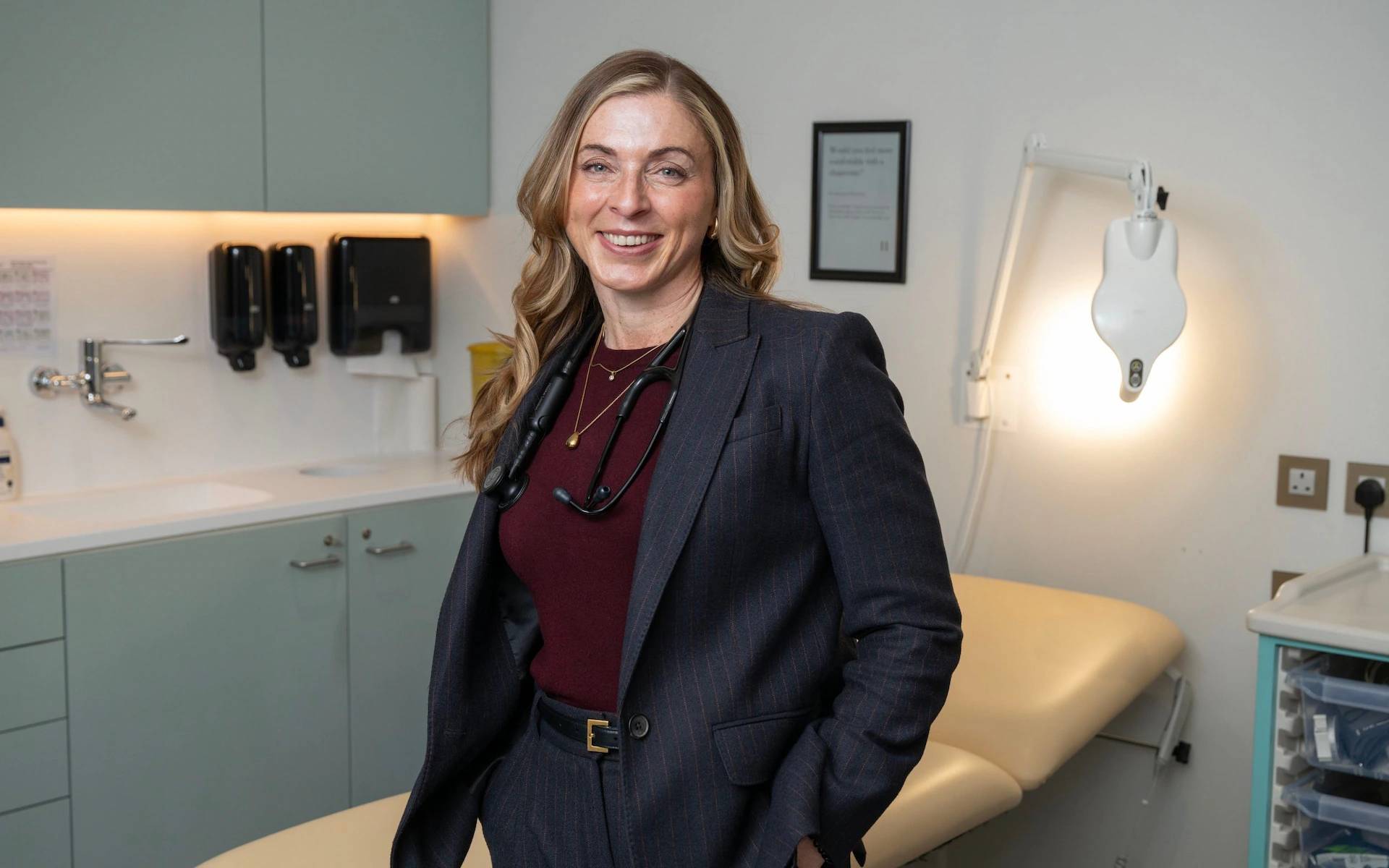 Dr Clare Nieland - bác sĩ đa khoa 51 tuổi với hơn 20 năm kinh nghiệm tại hệ thống y tế NHS (Anh)