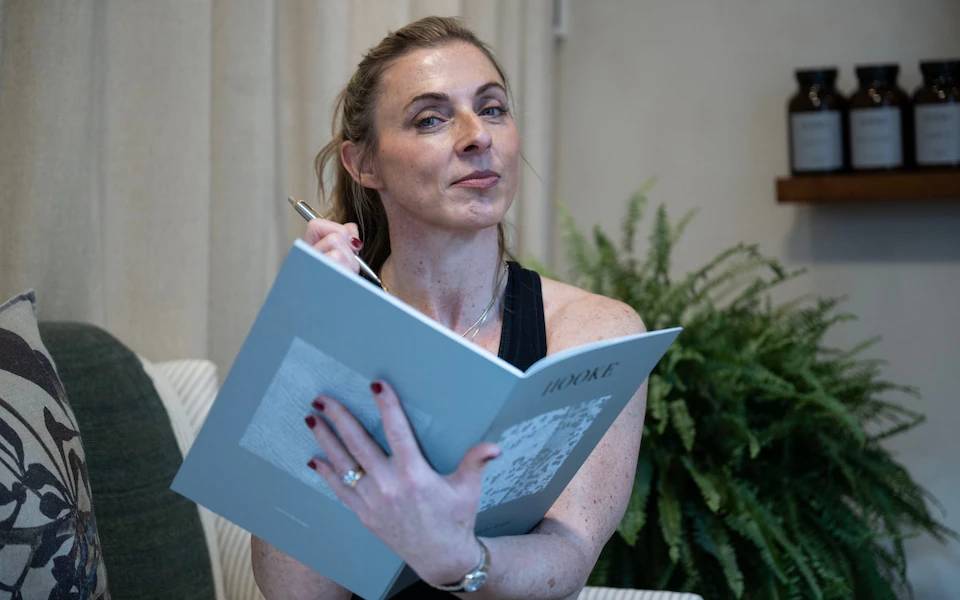 51 tuổi vẫn khỏe, ngủ ngon, da dẻ tươi tắn: Nữ bác sĩ nói thẳng 7 thói quen chống lão hóa rẻ tiền, năm mới rồi ai cũng làm đi