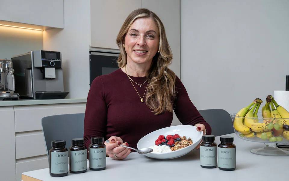 51 tuổi vẫn khỏe, ngủ ngon, da dẻ tươi tắn: Nữ bác sĩ nói thẳng 7 thói quen chống lão hóa rẻ tiền, năm mới rồi ai cũng làm đi