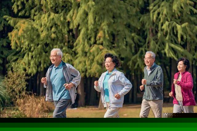 Các bác sĩ khuyên rằng những người trên 68 tuổi nên ở nhà xem tivi thay vì ra ngoài làm 5 việc này