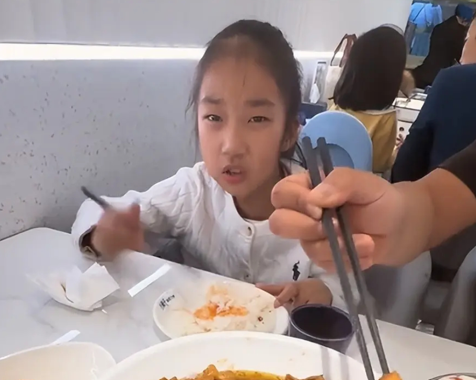 Cô con gái lớn có thái độ gây tranh cãi