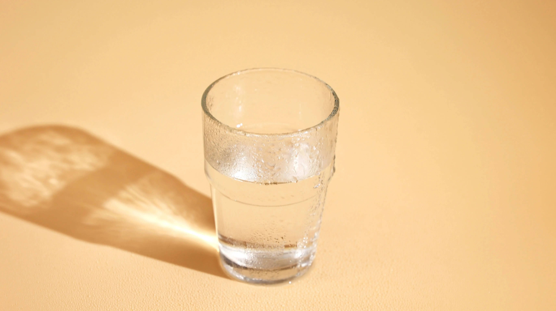 Người đàn ông 70 tuổi qua đời vì nhồi máu cơ tim giữa đêm, BS khuyên: Ngay cả khi khát vào ban đêm, cũng đừng uống 3 loại nước này