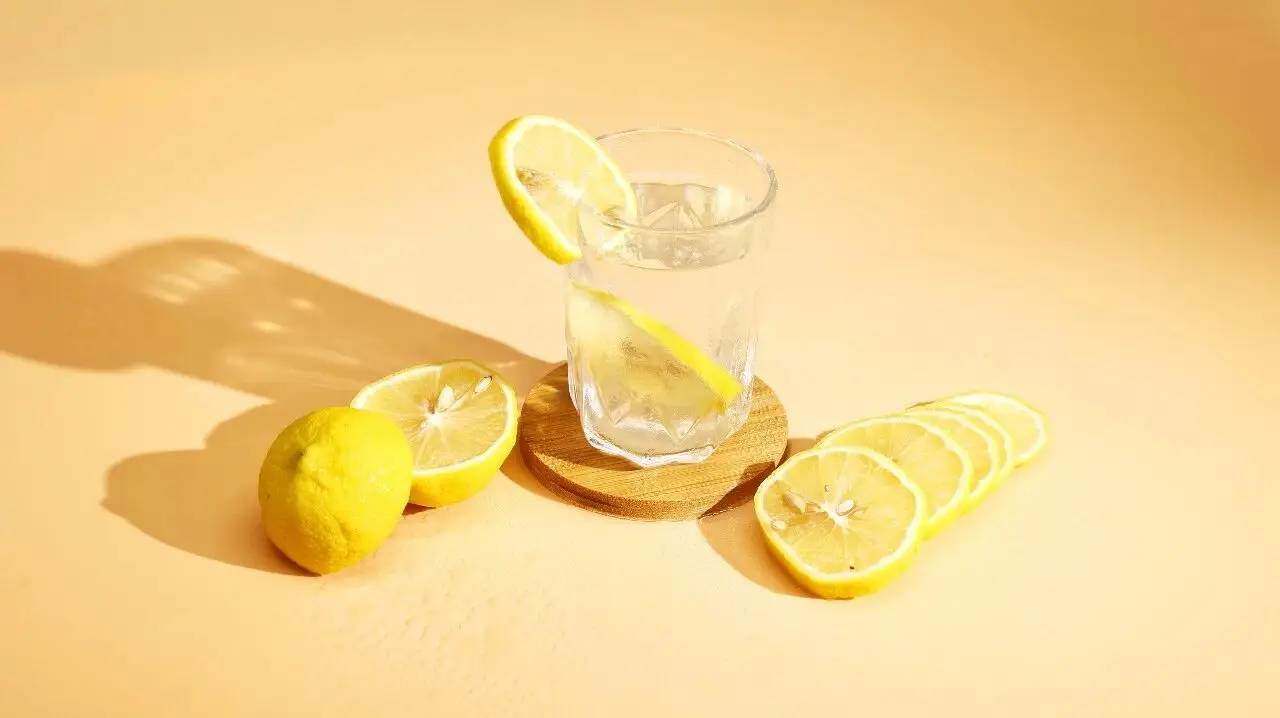 Người đàn ông 70 tuổi qua đời vì nhồi máu cơ tim giữa đêm, BS khuyên: Ngay cả khi khát vào ban đêm, cũng đừng uống 3 loại nước này