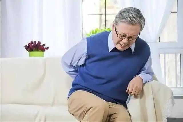 Các bác sĩ khuyên rằng những người trên 68 tuổi nên ở nhà xem tivi thay vì ra ngoài làm 5 việc này