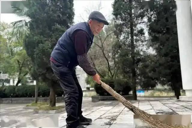 Các bác sĩ khuyên rằng những người trên 68 tuổi nên ở nhà xem tivi thay vì ra ngoài làm 5 việc này