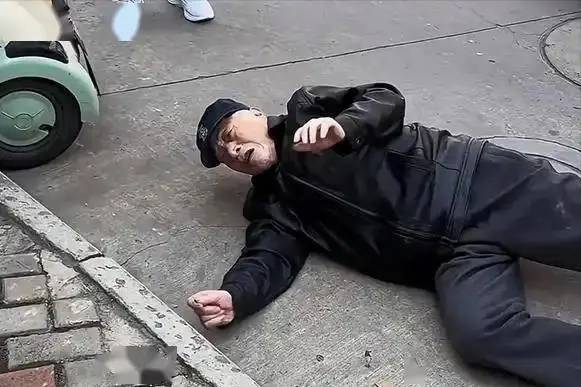 Các bác sĩ khuyên rằng những người trên 68 tuổi nên ở nhà xem tivi thay vì ra ngoài làm 5 việc này