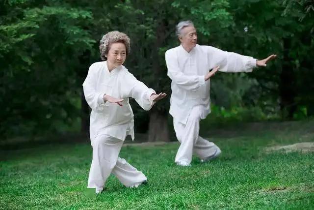 Các bác sĩ khuyên rằng những người trên 68 tuổi nên ở nhà xem tivi thay vì ra ngoài làm 5 việc này