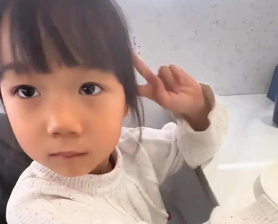 Trong khi con út ngoan ngoãn đáng yêu hơn