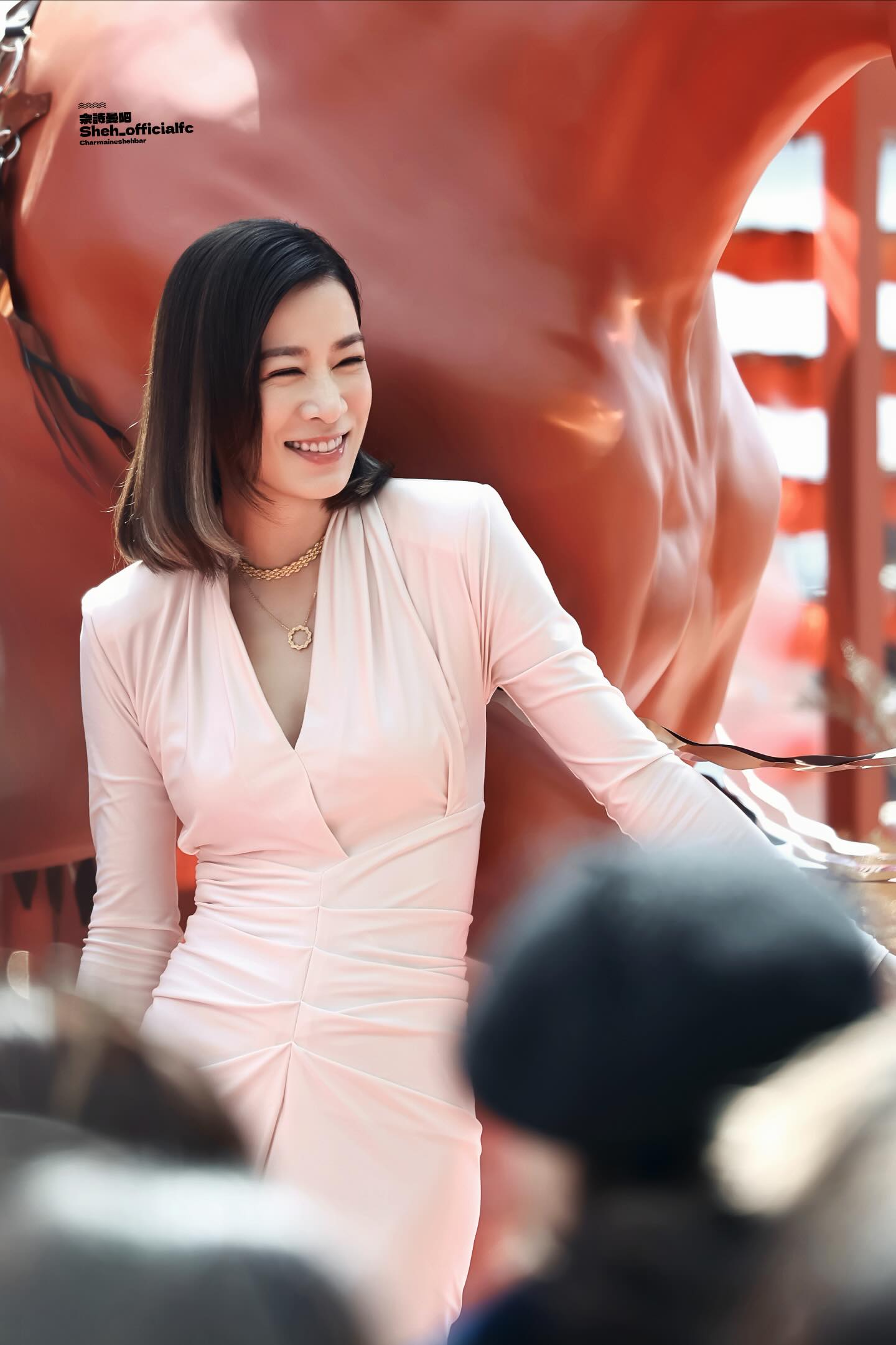 Xa Thi Mạn U60 vẫn tỏa sáng giữa trưa, làn da căng mướt khiến dân tình thi nhau 