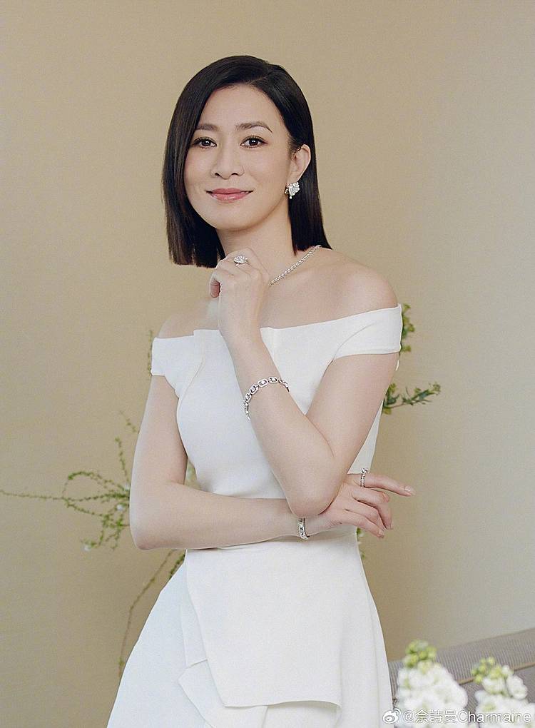 Xa Thi Mạn U60 vẫn tỏa sáng giữa trưa, làn da căng mướt khiến dân tình thi nhau 