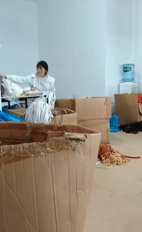 Cô bé chỉ biết cười gượng