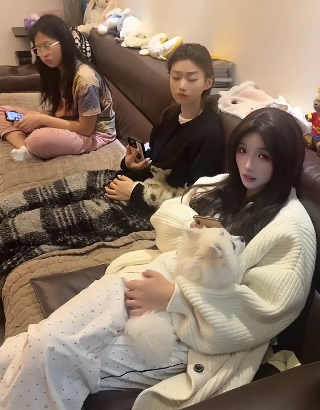 Nhà có 3 cô con gái nhưng không ai phụ mẹ nấu ăn