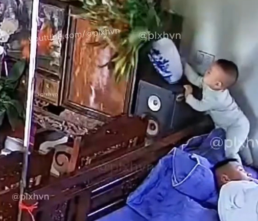 Đứa trẻ làm đổ lọ hoa