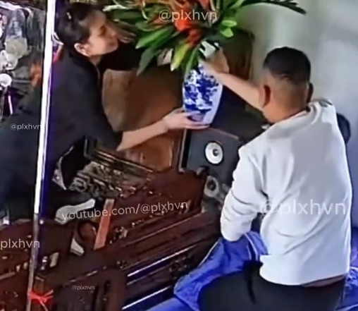 Hai vợ chồng bình tĩnh xem lại lọ hoa