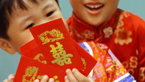 Choáng váng với màn so đo từng đồng lì xì của một bà mẹ: Rốt cuộc chị đang dạy con điều gì?