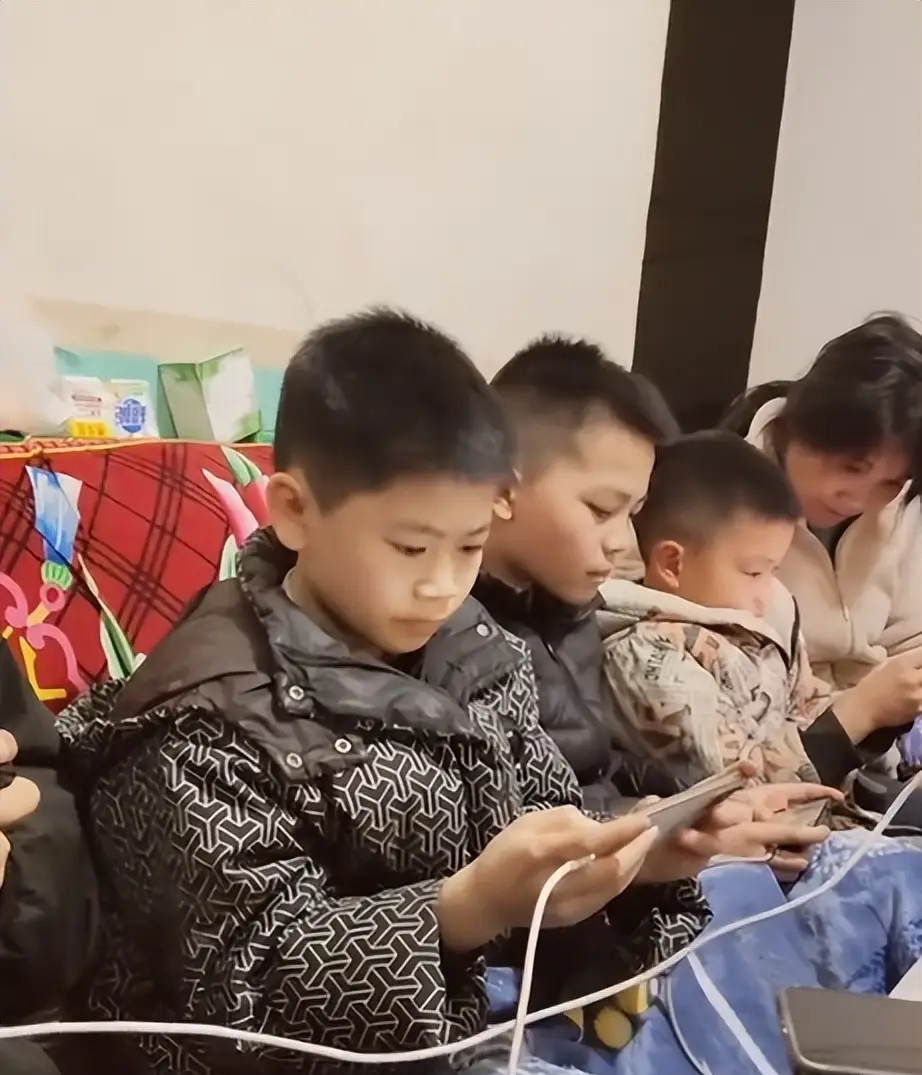 Người mẹ háo hức quay video khoe con, nhưng chỉ một cú lia máy đã phơi bày sự thật gia đình