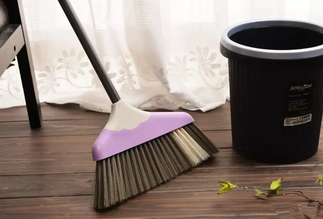 Nhà có sạch đến mấy cũng đừng dại đặt chổi ở 3 góc này: Không phải mê tín mà là nguyên tắc giữ lửa nếp nhà cực khoa học!