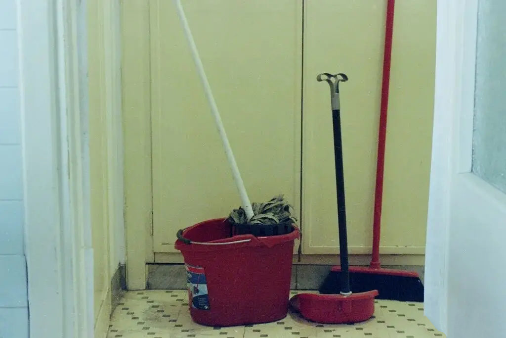 Nhà có sạch đến mấy cũng đừng dại đặt chổi ở 3 góc này: Không phải mê tín mà là nguyên tắc giữ lửa nếp nhà cực khoa học!