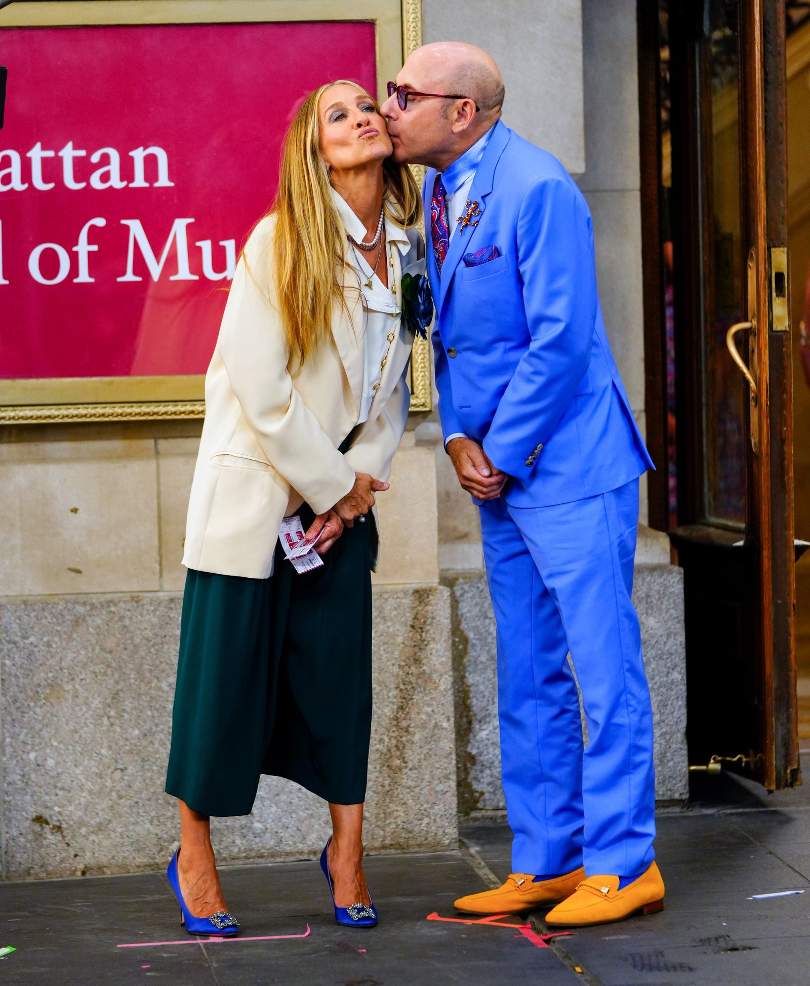 Mặc váy áo tối màu sao cho không bị già? Cứ nhìn cách Vương hậu Mary diện đôi Manolo vàng rực này là rõ!