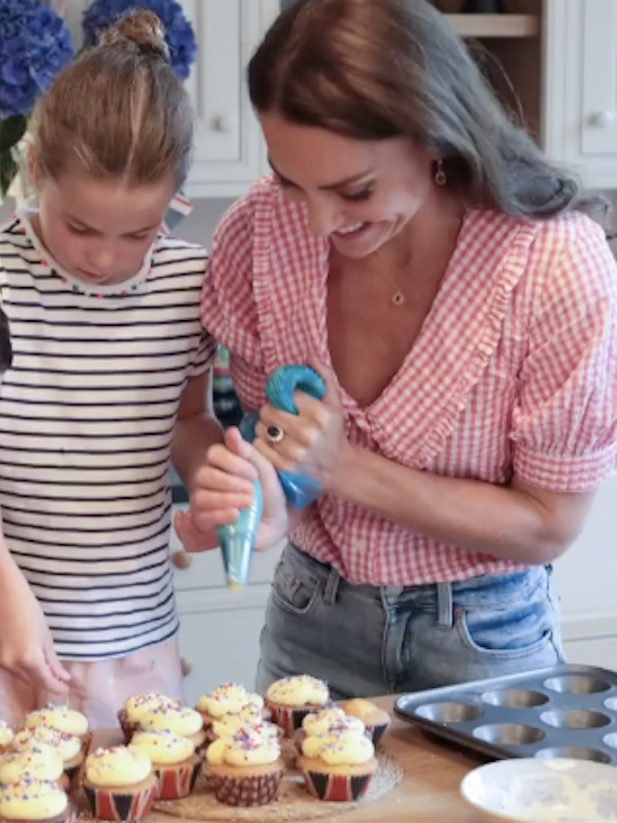 Học Vương phi Kate diện áo blouse kẻ caro: Bí kíp mặc đẹp mộc mạc, sang trọng cho mùa xuân 2026