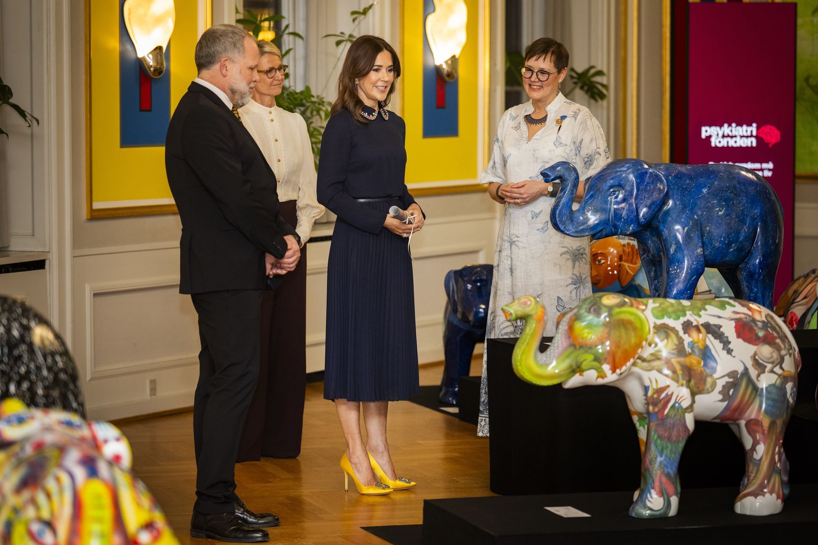 Mặc váy áo tối màu sao cho không bị già? Cứ nhìn cách Vương hậu Mary diện đôi Manolo vàng rực này là rõ!