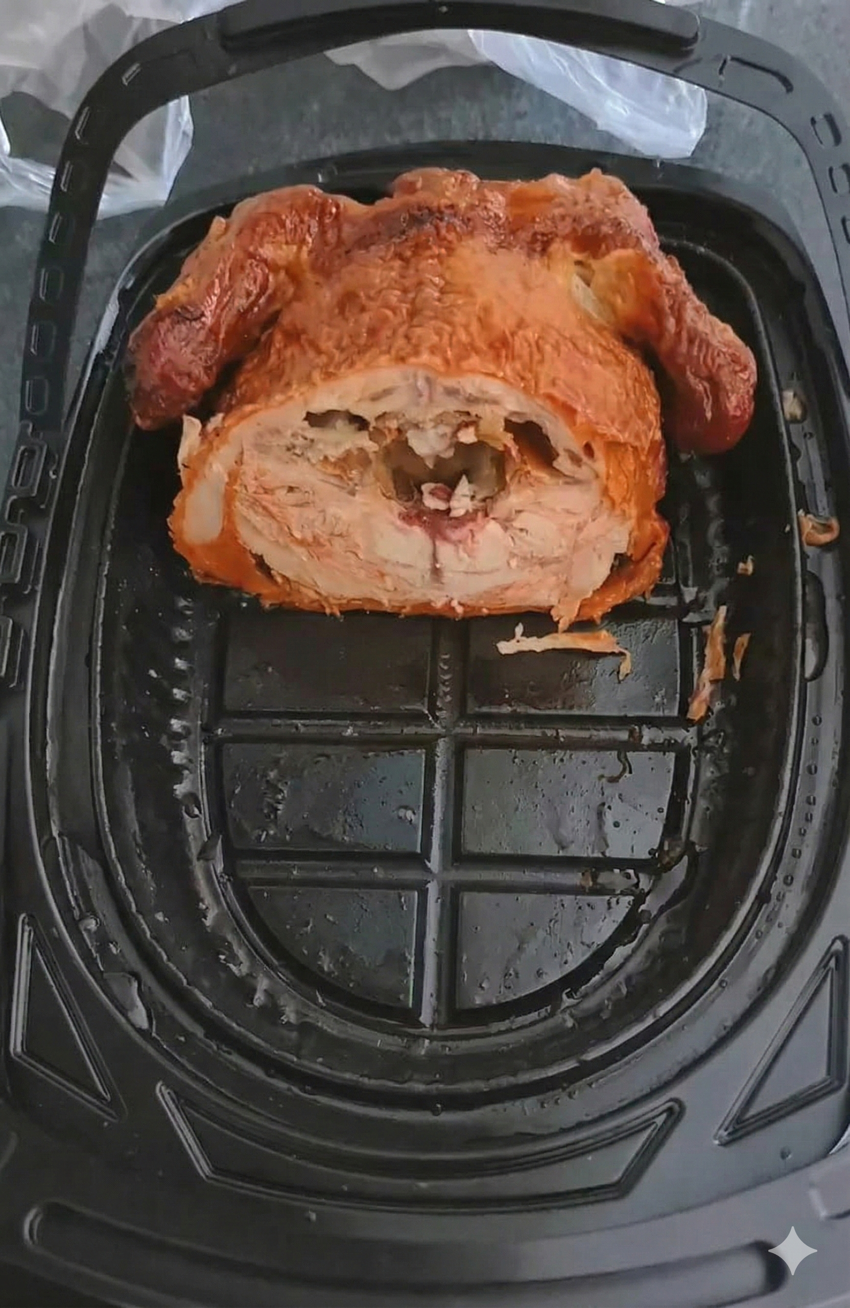 Nửa con gà quay do một sinh viên đại học chặt