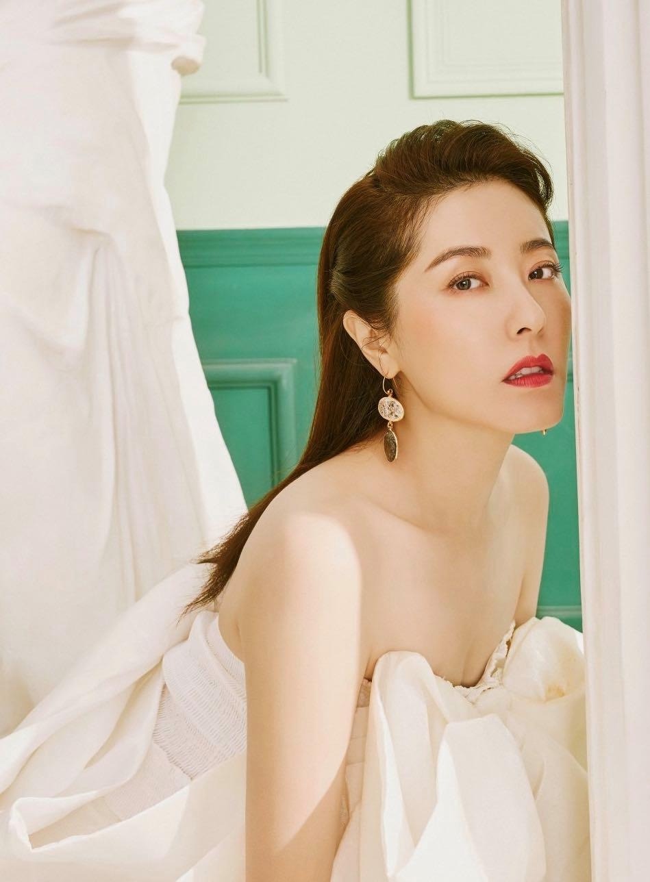 Không thể tin được mỹ nhân này đã 49 tuổi rồi, khí chất cao quý đúng chuẩn nhân vật trong tiểu thuyết 