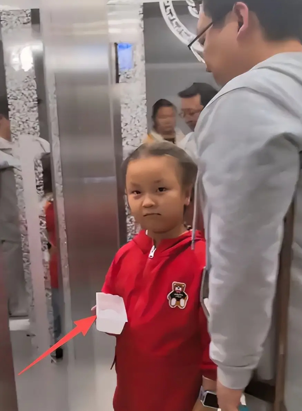 Chiếc hộp trên tay đứa trẻ khiến cư dân mạng bực mình, nói thẳng: Cha mẹ