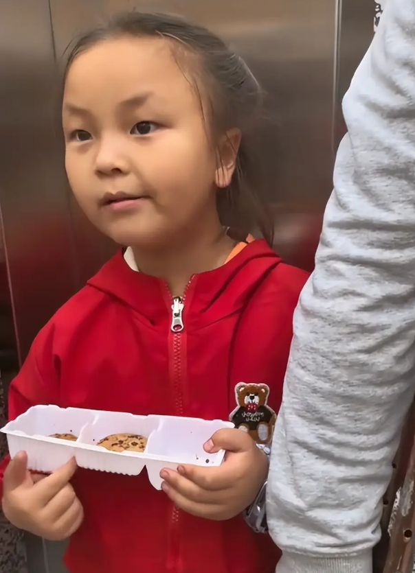 Người mẹ ngăn con không nên ăn nhiều bánh quy quá nhưng người bố lại nuông chiều