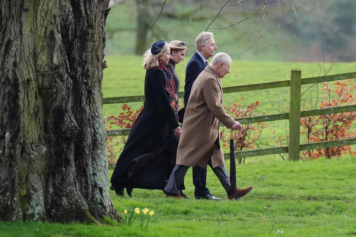 Chỉ cách 5 phút lái xe, Vua Charles vẫn 